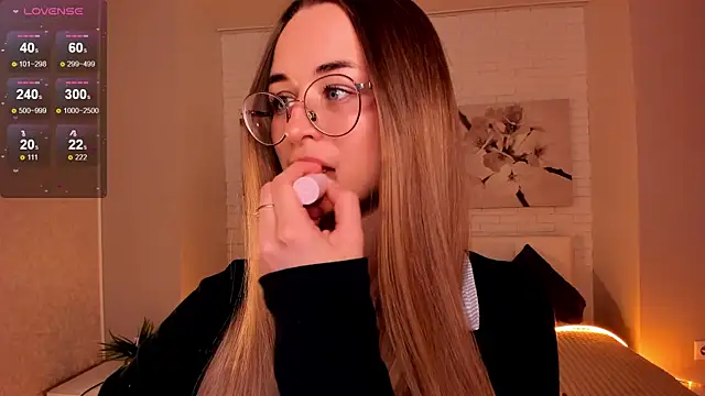 Tiffanyhunt online show from November 2025 01:10:02 PM