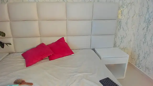 MIA  SAENZ online show from January 2025 12:20:02 PM