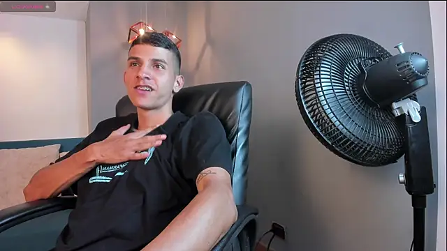 Aaron Scoot online show from December 2024 11:30:01 PM