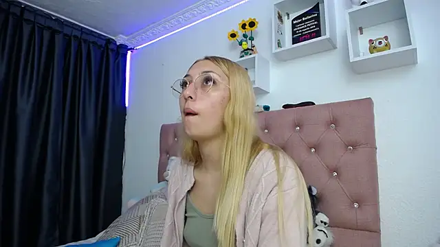 Snapshot of Soffy-brooks chatting on October 2025 02:44:01 AM Soffy-brooks online show from October 2025 02:44:01 AM