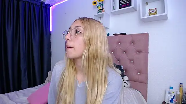 Snapshot of Soffy-brooks chatting on October 2025 05:17:02 AM Soffy-brooks online show from October 2025 05:17:02 AM