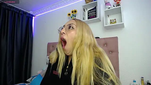 Snapshot of Soffy-brooks chatting on October 2025 05:07:02 AM Soffy-brooks online show from October 2025 05:07:02 AM