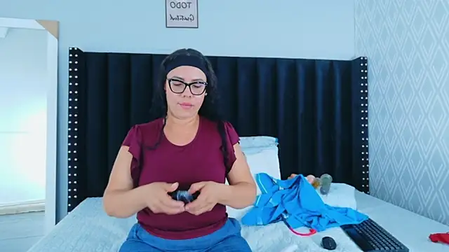 hotlatinateacher online show from April 2026 06:53:02 PM