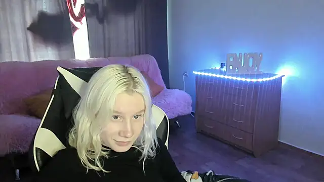 Snapshot of EnigmaSee chatting on May 2026 05:24:02 AM EnigmaSee online show from May 2026 05:24:02 AM