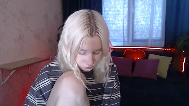Snapshot of EnigmaSee chatting on May 2026 12:22:01 PM EnigmaSee online show from May 2026 12:22:01 PM