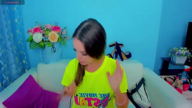 LindaaLu online show from June 2026 02:56:01 AM