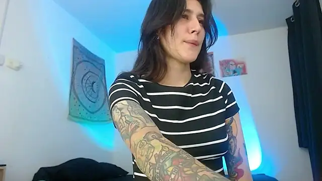 Snapshot of Julytattoo chatting on March 2025 03:56:01 AM Julytattoo online show from March 2025 03:56:01 AM