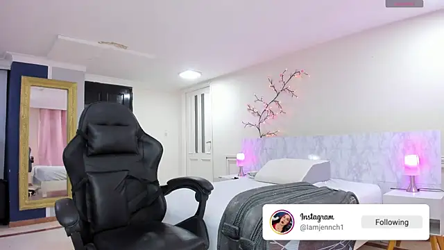 charolbruce 1 online show from April 2026 12:12:01 PM