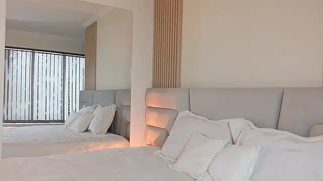 Zoe Benson online show from October 2025 01:55:02 PM