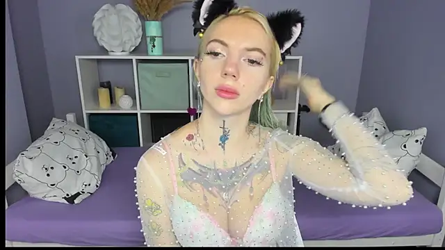 Snapshot of AnneTenet chatting on February 2025 07:07:01 AM AnneTenet online show from February 2025 07:07:01 AM