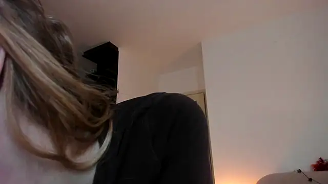 MiaMews online show from October 2025 12:28:01 PM