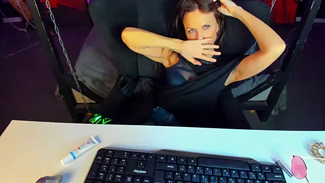 Snapshot of Elizabe_th chatting on December 2024 02:15:01 AM Elizabe th online show from December 2024 02:15:01 AM