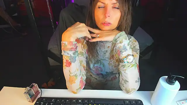 Snapshot of Elizabe_th chatting on March 2025 06:59:02 AM Elizabe th online show from March 2025 06:59:02 AM