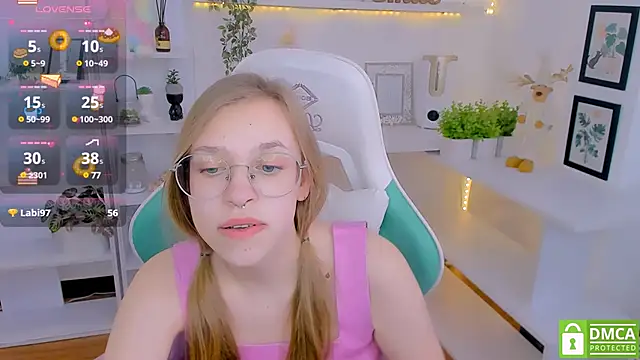 LayriantaVee online show from February 2025 10:09:02 AM