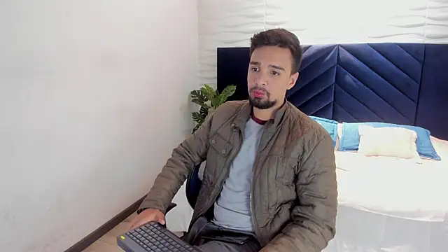 Snapshot of Edward_max chatting on February 2025 03:43:02 AM Edward max online show from February 2025 03:43:02 AM