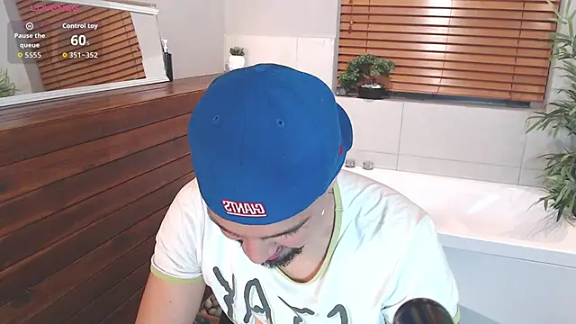 Snapshot of Edward_max chatting on November 2025 04:01:02 AM Edward max online show from November 2025 04:01:02 AM