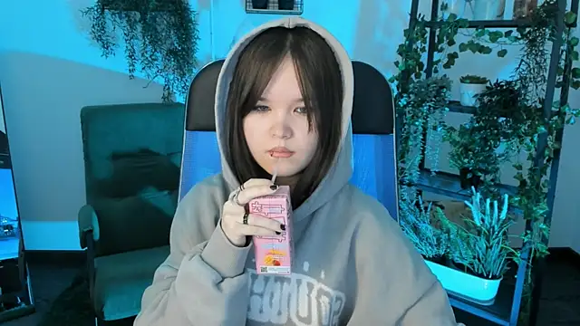 Elainebeness online show from April 2026 08:33:02 PM