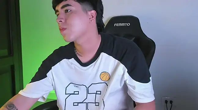 Snapshot of amon_kyle chatting on January 2025 08:09:01 PM amon kyle online show from January 2025 08:09:01 PM