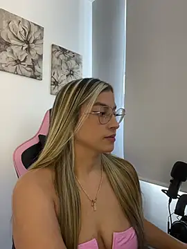 Issabela G1 online show from April 2026 05:17:02 PM