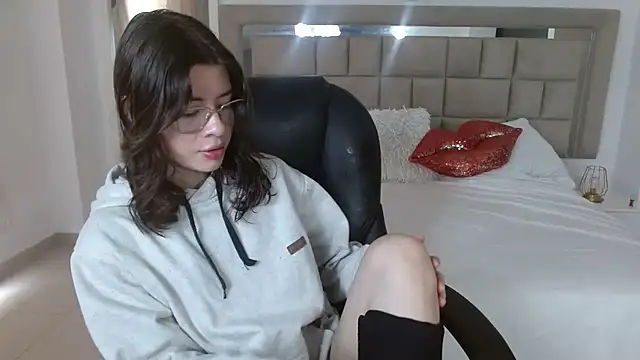 zoecruzz online show from November 2025 03:29:02 PM