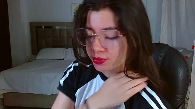 zoecruzz online show from February 2026 01:29:01 PM