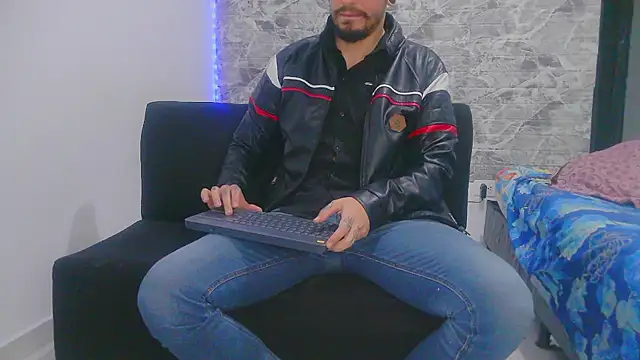 Snapshot of Aaron_kwok28 chatting on December 2024 03:03:01 AM Aaron kwok28 online show from December 2024 03:03:01 AM