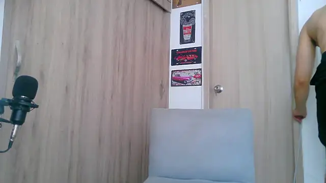 Snapshot of Aaron_kwok28 chatting on October 2025 05:00:01 PM Aaron kwok28 online show from October 2025 05:00:01 PM