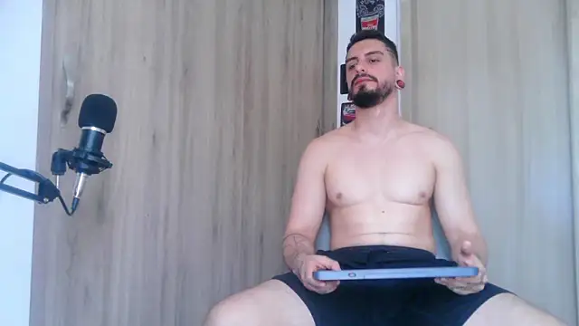 Snapshot of Aaron_kwok28 chatting on October 2025 09:26:02 PM Aaron kwok28 online show from October 2025 09:26:02 PM