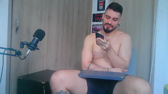 Snapshot of Aaron_kwok28 chatting on November 2025 09:14:02 PM Aaron kwok28 online show from November 2025 09:14:02 PM