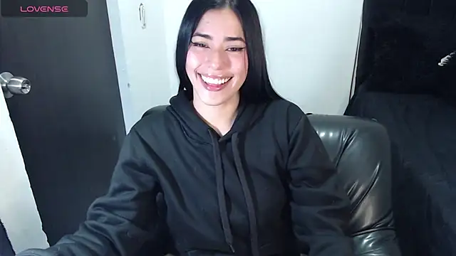 Snapshot of LESLIEBLACK_ chatting on January 2025 02:49:02 AM LESLIEBLACK online show from January 2025 02:49:02 AM