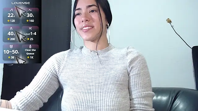 Snapshot of LESLIEBLACK_ chatting on January 2025 11:46:01 PM LESLIEBLACK online show from January 2025 11:46:01 PM