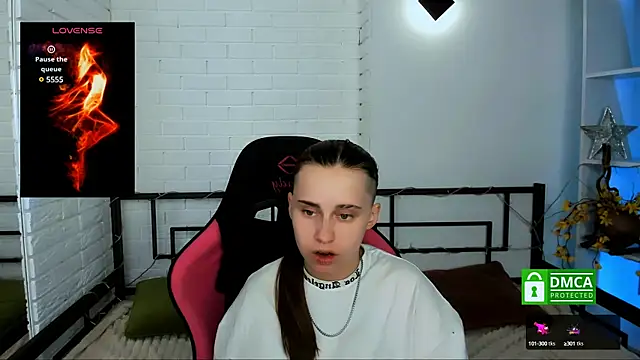 Dolly  Queen  online show from December 2024 08:13:01 PM