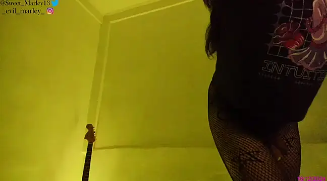 Snapshot of Evil_Queen13 chatting on December 2024 10:18:02 AM Evil Queen13 online show from December 2024 10:18:02 AM