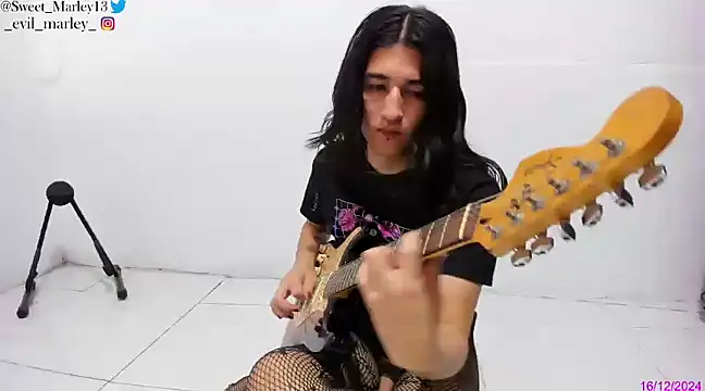 Snapshot of Evil_Queen13 chatting on December 2024 01:22:01 PM Evil Queen13 online show from December 2024 01:22:01 PM