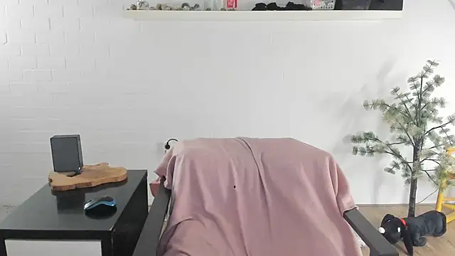 MendiPetite online show from February 2026 09:11:01 PM