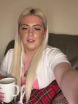 Snapshot of Blondiee3088 chatting on December 2024 10:19:01 PM Blondiee3088 online show from December 2024 10:19:01 PM