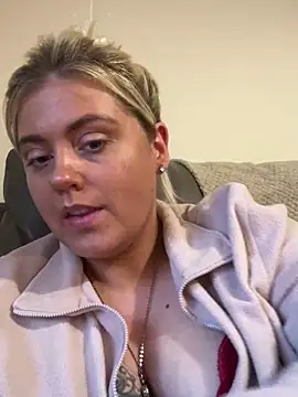 Snapshot of Blondiee3088 chatting on January 2025 03:54:01 PM Blondiee3088 online show from January 2025 03:54:01 PM