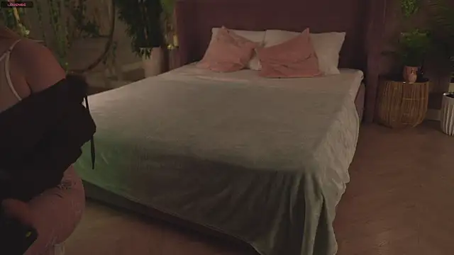 Smiley Mia online show from November 2025 08:02:01 AM