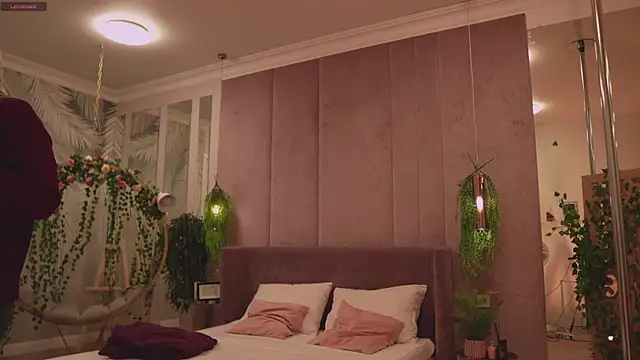 Smiley Mia online show from November 2025 05:06:02 AM