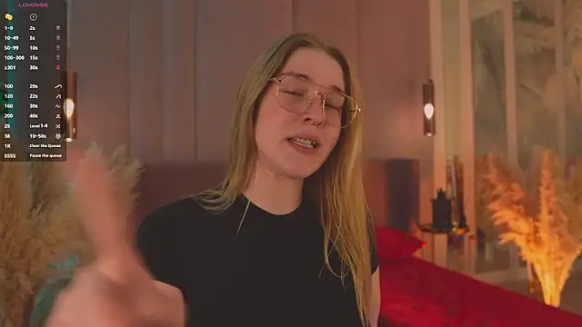 Smiley Mia online show from April 2026 05:07:02 AM