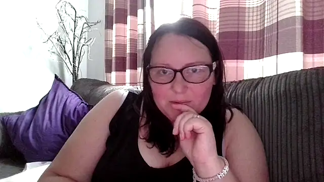 Curvy-Clare-30 online show from August 2026 07:01:02 PM