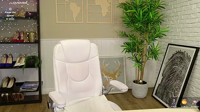 LadyLeea online show from April 2026 04:49:02 AM