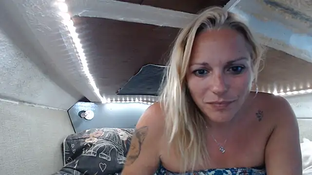 Doucelouve9 online show from May 2026 04:25:02 PM