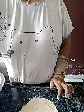 Snapshot of milf-kaira chatting on December 2024 06:44:01 AM milf-kaira online show from December 2024 06:44:01 AM