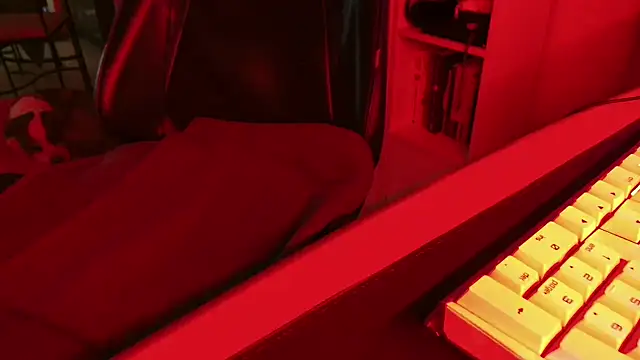 Snapshot of DirtyDi97 chatting on November 2025 01:33:02 PM DirtyDi97 online show from November 2025 01:33:02 PM