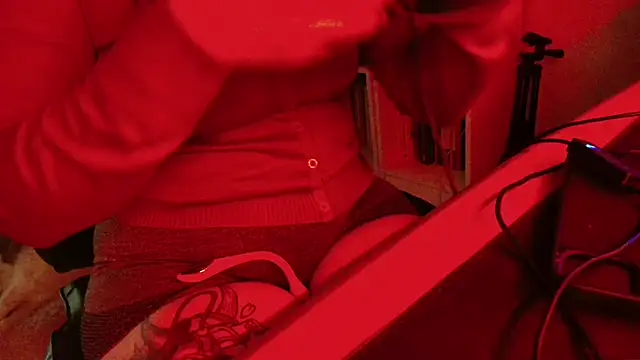 Snapshot of DirtyDi97 chatting on November 2025 02:06:01 PM DirtyDi97 online show from November 2025 02:06:01 PM