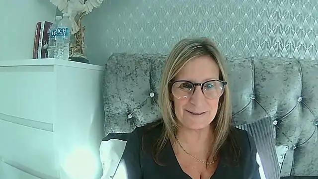 Snapshot of Additive_Mature_Linda chatting on September 2025 03:57:01 PM Additive Mature Linda online show from September 2025 03:57:01 PM