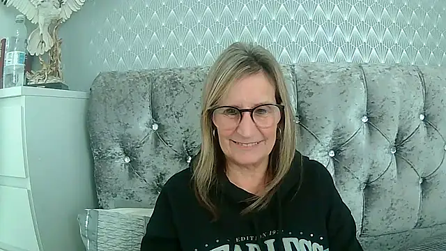 Snapshot of Additive_Mature_Linda chatting on October 2025 03:20:02 PM Additive Mature Linda online show from October 2025 03:20:02 PM