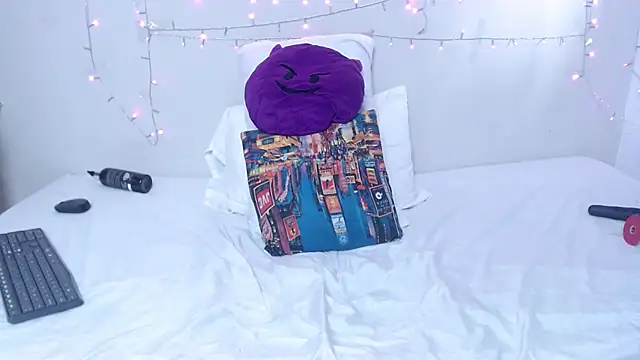 Nicol Love0 online show from March 2025 05:00:02 PM