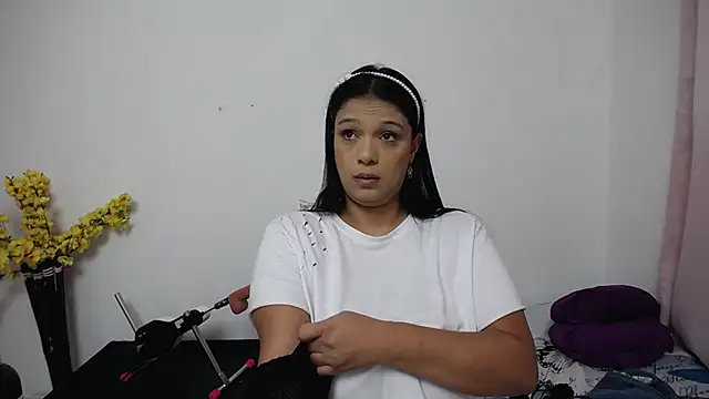 Nicol Love0 online show from September 2025 12:42:01 PM